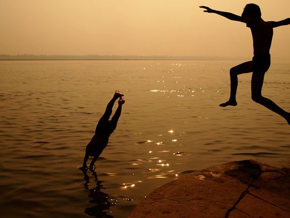 Ganga, Varanasi. Niños saltando al algua