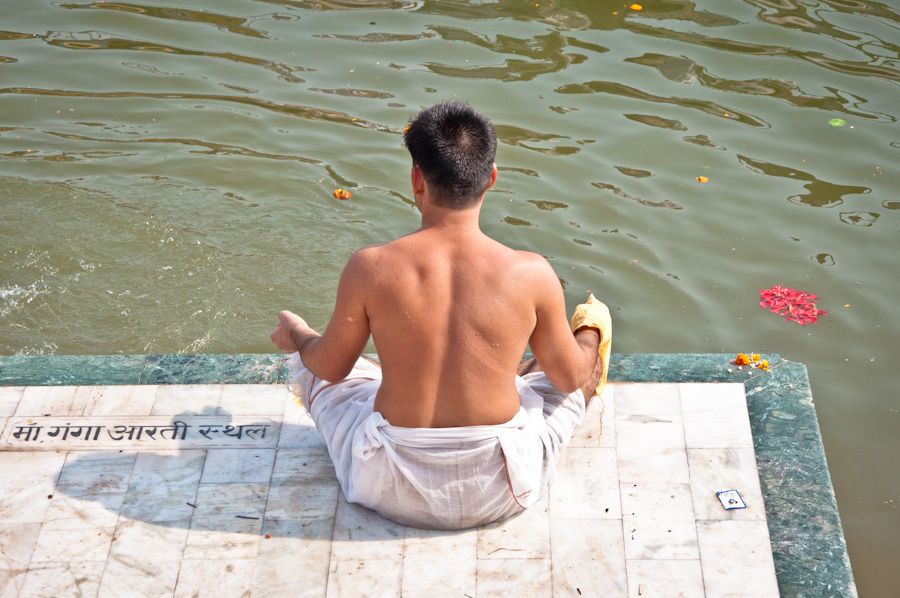 Hombre practicando yoga en Varanasi, India