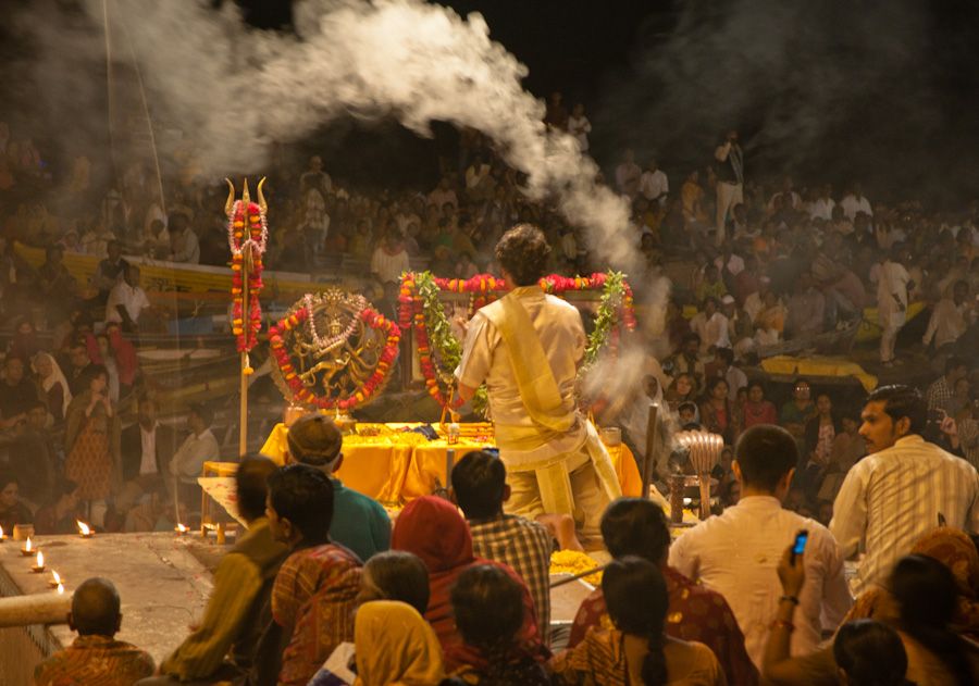 Ceremonia de la puja en Varanasi (2)