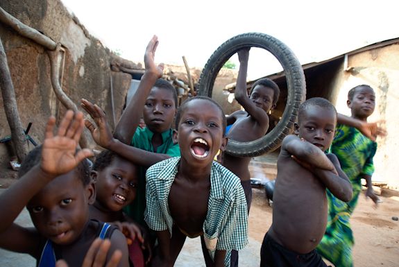 Ghana, niños jugando. África.